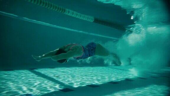 运动员游泳训练