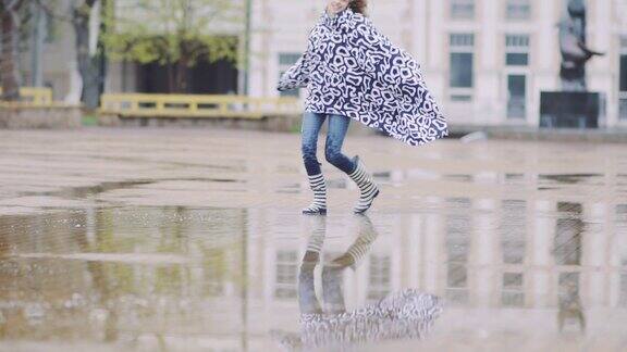 大雨后穿着胶靴的漂亮女孩在水坑里奔跑跳跃在雨后玩耍的女人慢动作