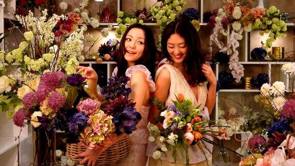花店亚洲妇女在花店工作快乐