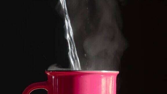 红色杯子里的咖啡