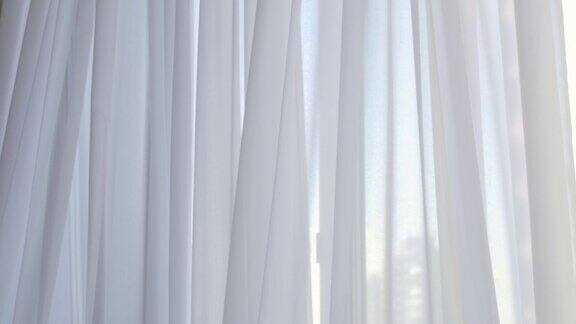 白色窗帘是随着窗帘平滑地吹起波浪薄纱摆动