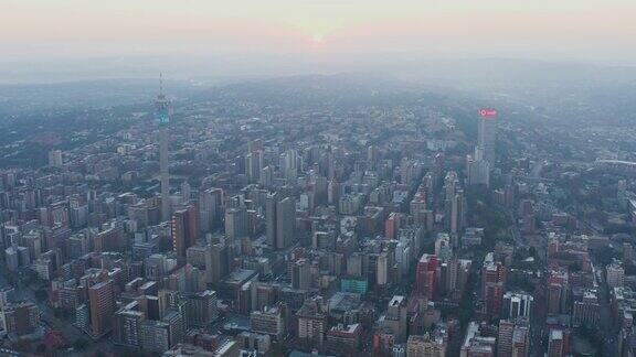 从空中俯瞰日出时笼罩在约翰内斯堡市中心的烟雾和污染