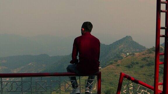 喜马偕尔邦年轻人在欣赏风景