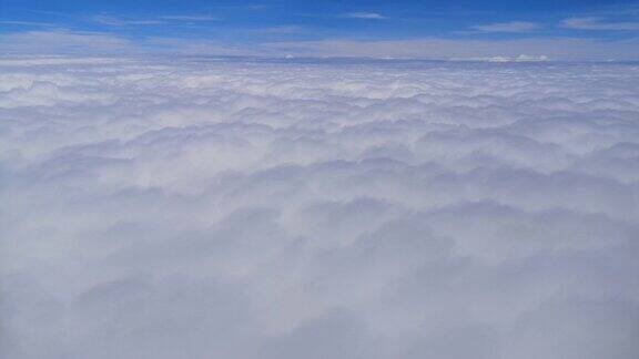 从泰国飞机上透过云层的鸟瞰图