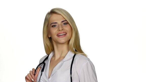 女医生带着听诊器对着镜头微笑白色