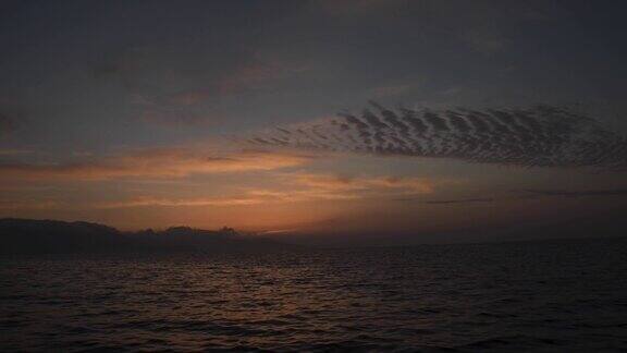 戏剧性的天空在黄昏以上的海景