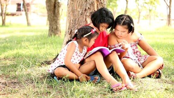 三个女孩在看书