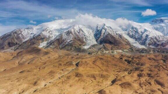 鸟瞰新疆雪山风景