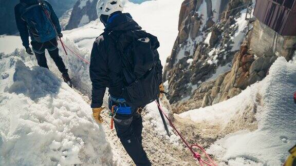 一组连续向上攀登的登山者冬天的冒险观点