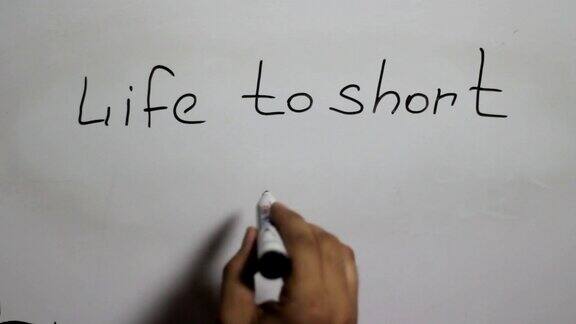 用黑色记号笔在白板上手写“人生短暂悲伤”的信息