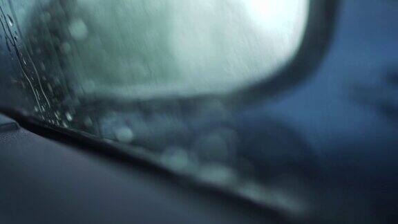 雨点落在车窗上关上在雨天选择焦点水滴在汽车外的玻璃上