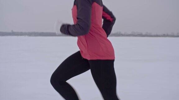 在雪地里慢跑的运动型女子