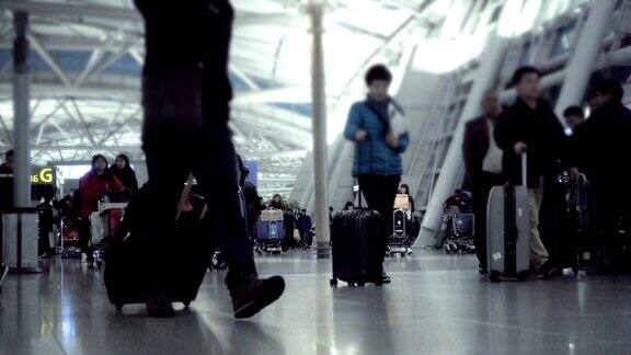 人们带着行李在机场行走慢动作