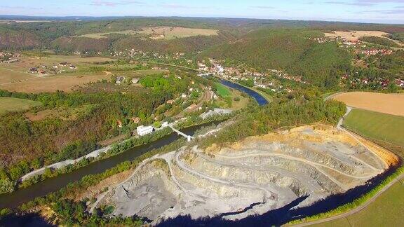 镜头飞过兹贝科附近贝隆卡河的一个采石场捷克共和国的工业景观