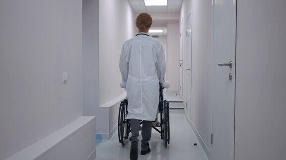 医生推着坐在轮椅里的病人