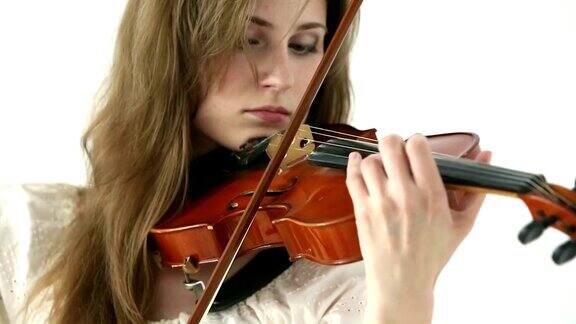 白种背景下的白人小提琴家女孩