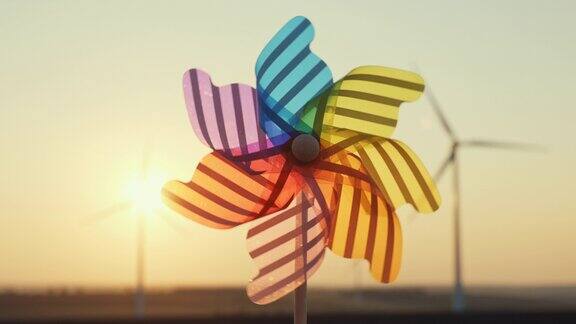 风车旋转着彩色塑料风车随风吹着风风公园日落天空的阳光明媚的夏日明亮的太阳盘从地平线上落下镜头光晕放松