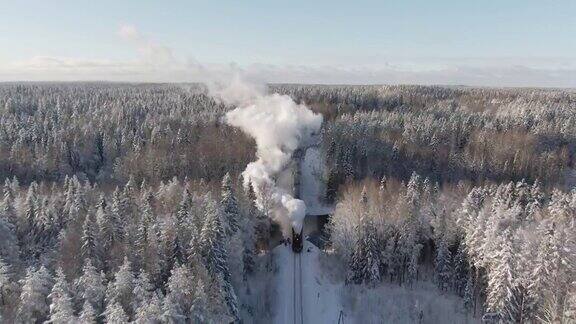 蒸汽机车在白雪皑皑的冬天里从桥上驶过