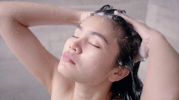 洗澡和洗头的亚洲妇女