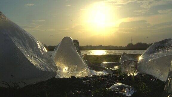 日落时冰山在泻湖上融化