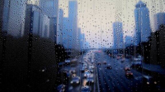 雨点在城市下雨
