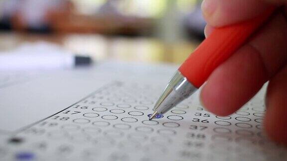 在学院或大学的期末考试中学生在答题纸上用铅笔画做试卷在考试课堂上做多项选择题
