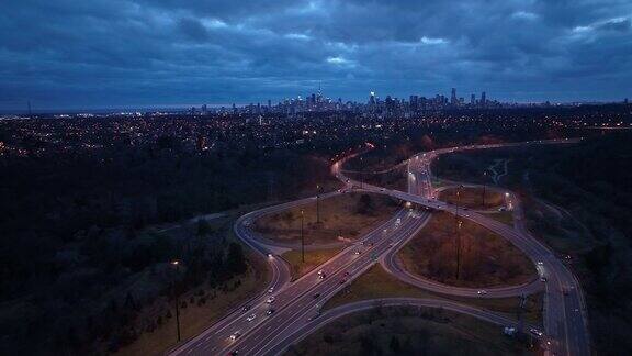 鸟瞰多伦多冬谷公园路(DVP)背景是多伦多市中心