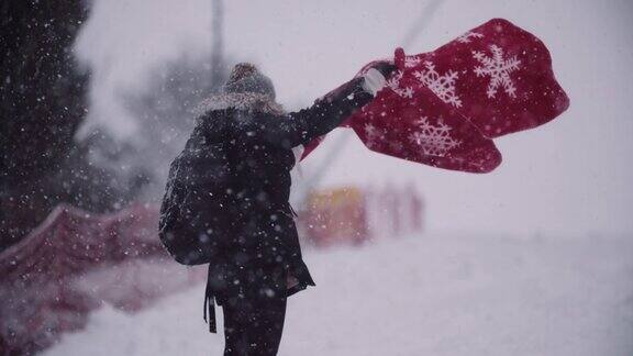 冰冻的女人在暴风雪中裹着毯子的特写