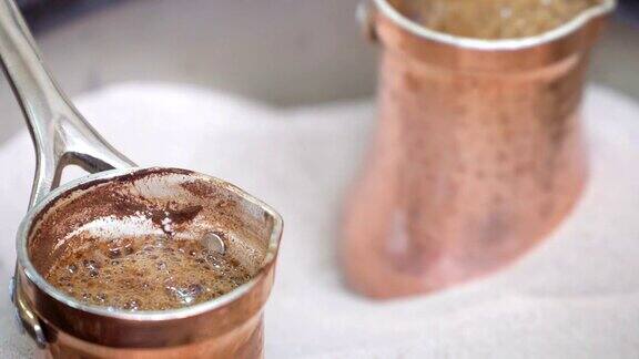 土耳其咖啡的制备在热沙铜塞兹韦上用古老的土耳其方式冲泡咖啡饮料16、举国饮爱他遍天下好心情整天