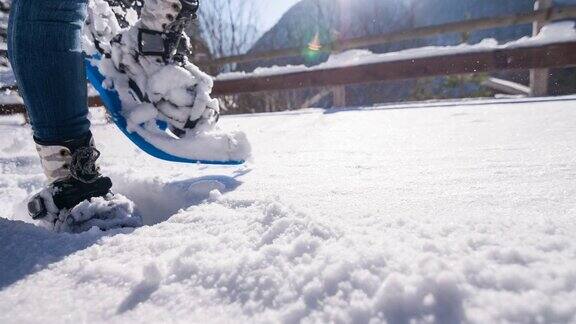 穿着雪鞋走