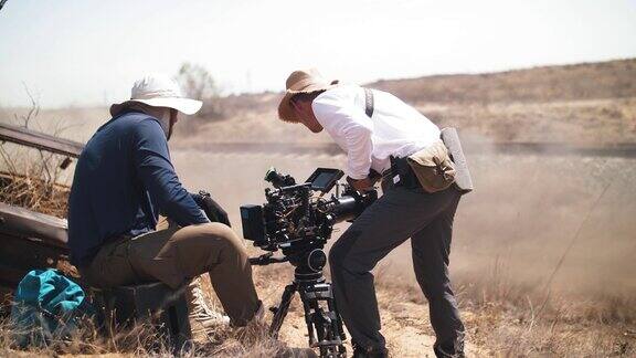 沙漠里的摄制组射击破坏了一辆在沙漠中飞驰的卡车烟火电影制作