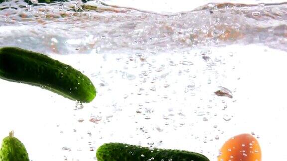 新鲜蔬菜落水溅起的慢镜头
