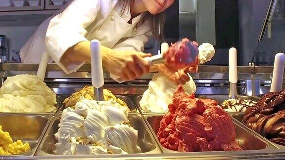 年轻女子准备冰淇淋蛋筒-慢镜头