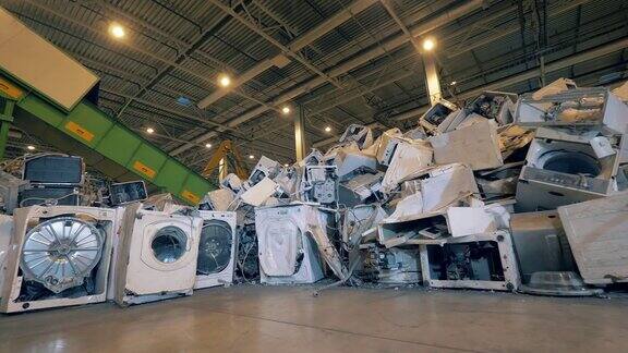垃圾、电子垃圾、电子垃圾回收工厂垃圾填埋场的一堆旧洗衣机