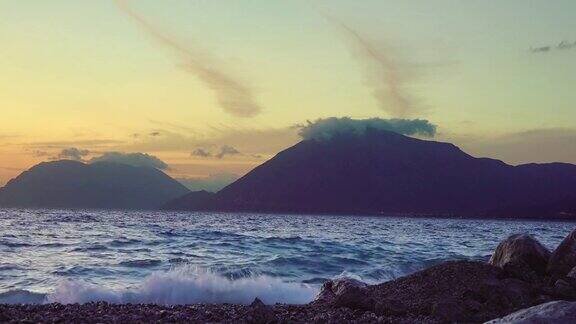 在日落后的海滩和云山上冲浪
