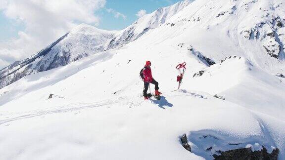 徒步登高滑雪游览雪山一览阿尔卑斯山战胜逆境取得成功