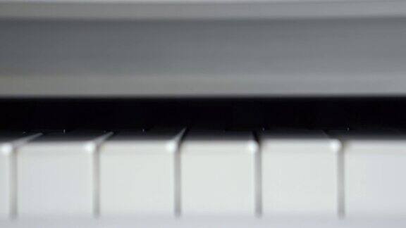 钢琴封面打开关闭钢琴键钢琴封面