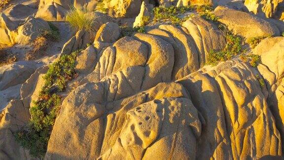 日出时海边的岩石