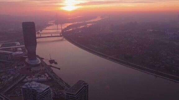 贝尔格莱德海滨建筑和萨瓦河的景色