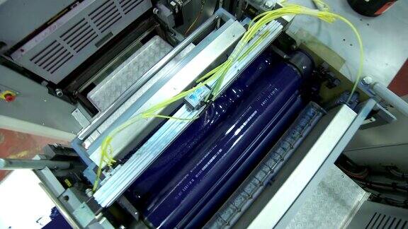 在印刷设备中高速运转的胶印机