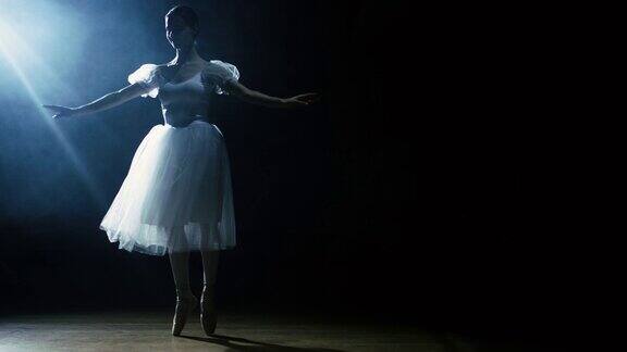 芭蕾舞演员在聚光灯下优雅地跳舞