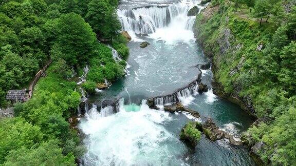 航空拍摄的野生河流与巨大的瀑布