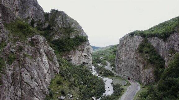 山谷和岩石的景色山、河、路与移动的汽车