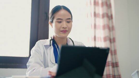 女医生在远程医疗视频通话中与病人交谈
