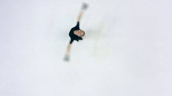 一个小女孩正在做旋转滑冰在一个俯视图