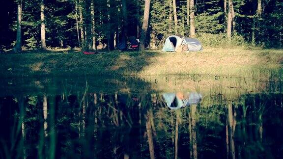 在湖边露营