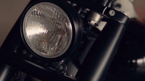 摩托车方向盘特写一辆时尚自行车的车头灯和马达