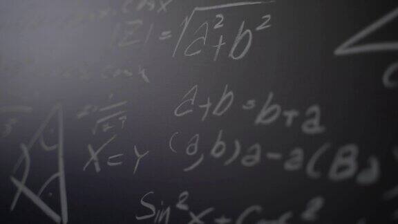 慢镜头拉近数学公式在黑板上与白色粉笔