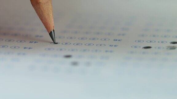 在学院或大学的期末考试中学生在答题纸上用铅笔画做试卷在考试课堂上做多项选择题
