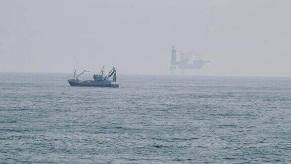 北海的渔船和石油平台